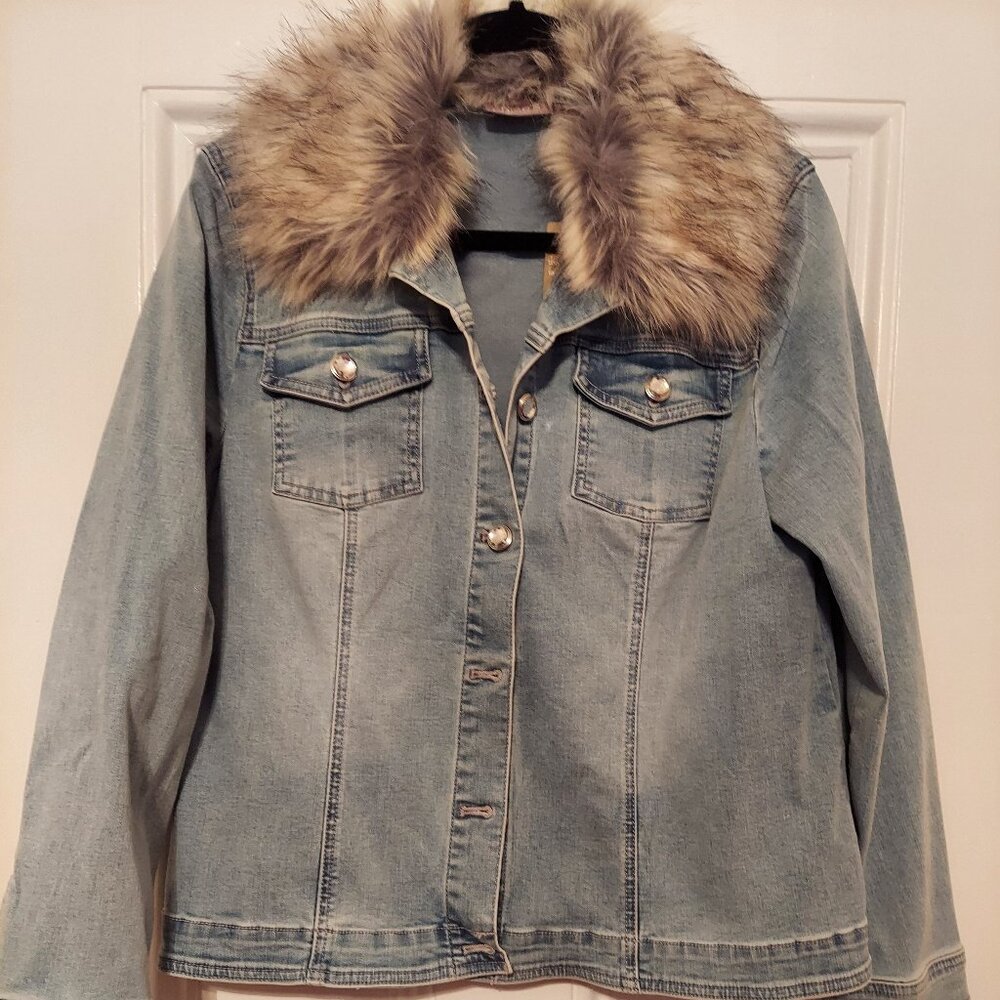 NWT Chico's Blue Denim Jacket w/ Detachable Faux Fur Collar size 2 (12/14)